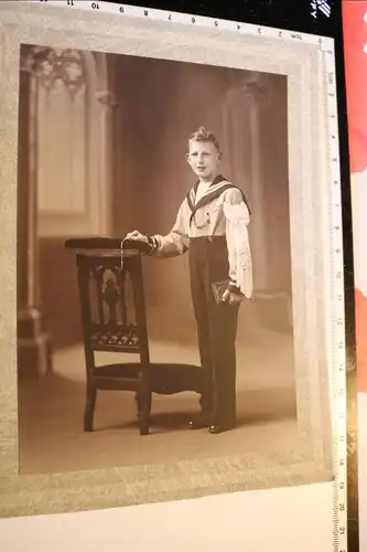 tolles altes größeres Foto - Junge mit Bibel und Schleife am Arm ? 