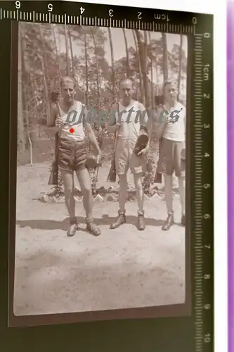 tolles altes Negativ - drei Soldaten der Luftwaffe im Sommer - luftig bekleidet 