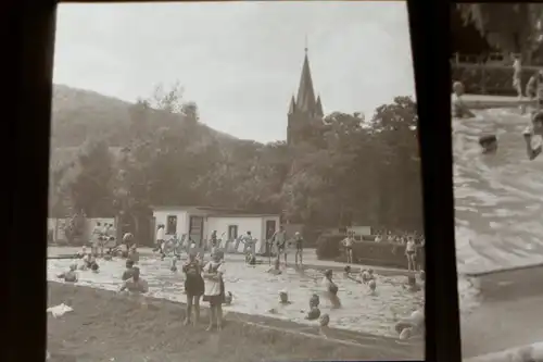 zwei tolle alte Negative - Schwimmbad ?? Kirche im Hintergrund  - 30-50er Jahre?