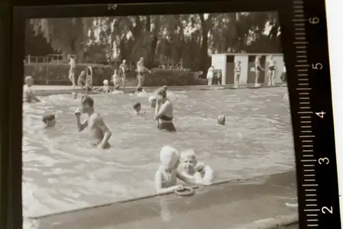 zwei tolle alte Negative - Schwimmbad ?? Kirche im Hintergrund  - 30-50er Jahre?