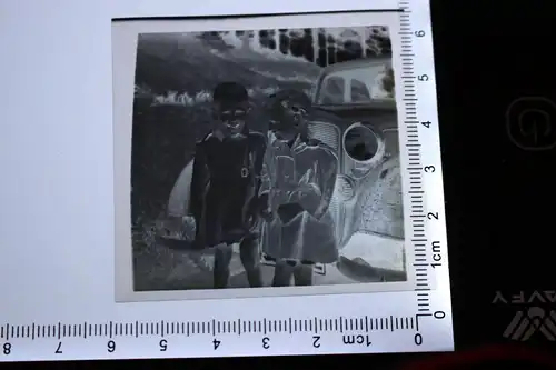 tolles altes Negativ - zwei Kinder posieren vor einem Oldtimer 