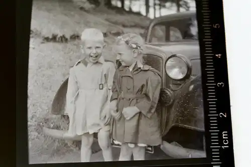 tolles altes Negativ - zwei Kinder posieren vor einem Oldtimer