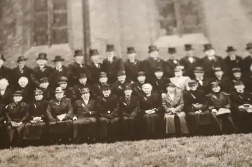 tolles altes Foto -  Gruppenfoto ältere Herren und Frauen - Konfirmation  Lünebu