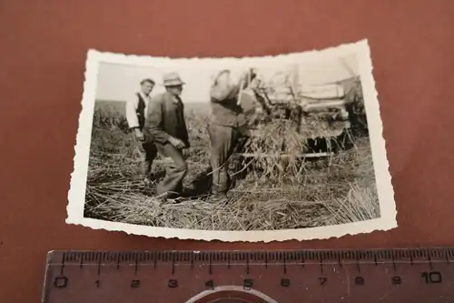 tolles altes Foto - Landwirte bei der Arbeit - Garbentrenner ?? No.5   1942