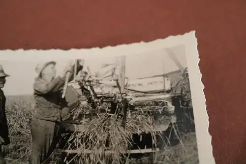 tolles altes Foto - Landwirte bei der Arbeit - Garbentrenner ?? No.5   1942