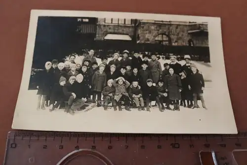 tolles altes Foto - Schulklasse ?? Kinderheim ?? Schwestern ? nur Knaben