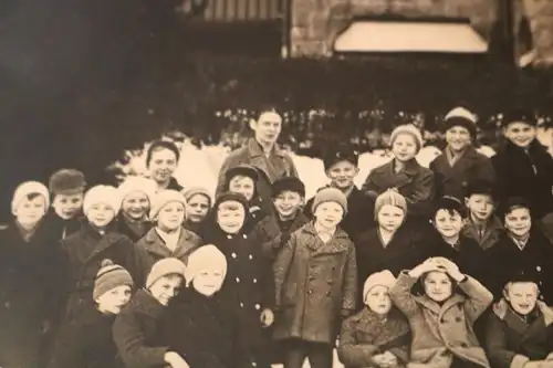 tolles altes Foto - Schulklasse ?? Kinderheim ?? Schwestern ? nur Knaben