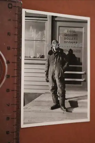 tolles altes Foto - deutscher Pilot ?? - vor Zoll Station