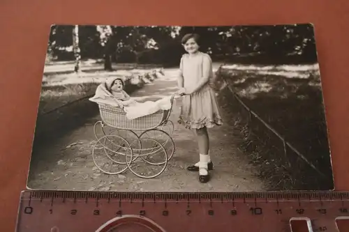 tolles altes Foto - junges Mädchen mit Puppenwagen und Puppe - 1910-30 ?