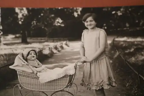 tolles altes Foto - junges Mädchen mit Puppenwagen und Puppe - 1910-30 ?