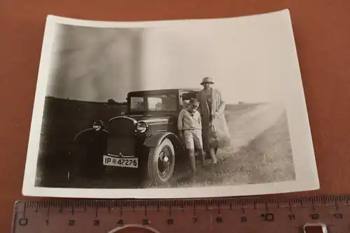 tolles altes Foto - Mutter und Sohn posieren mit Oldtimer BMW 3 -  30er Jahre
