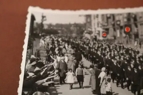 tolles altes Foto - Festumzug - Männer mit Fahne - Stadt ??? 30-40er Jahre