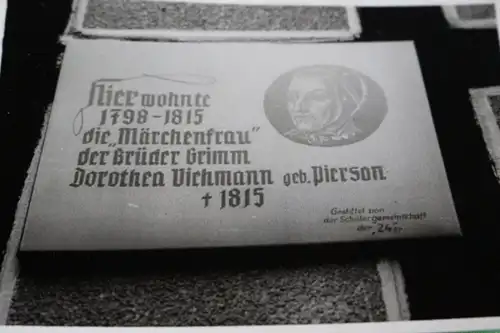 tolles altes Foto -  Schild hier wohnte Märchenfrau Dorothea Viehmann Grimm Brüd