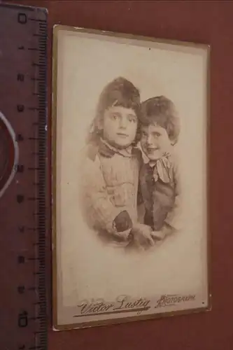 tolles altes CDV-Foto - zwei süße Kinder - Reisefotograf - Victor Lustig