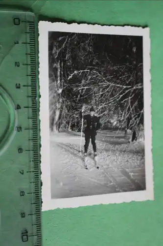 tolles altes Foto - Soldat auf Skier -  Abzeichen auf Brust - Panzer ??