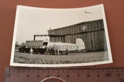tolles altes Foto - Oldtimer LKW - Nestle - Zonenkennzeichen Flugplatz - Hangar