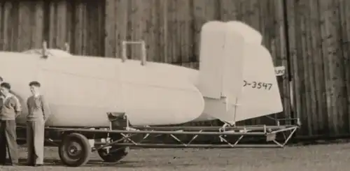 tolles altes Foto - Oldtimer LKW - Nestle - Zonenkennzeichen Flugplatz - Hangar