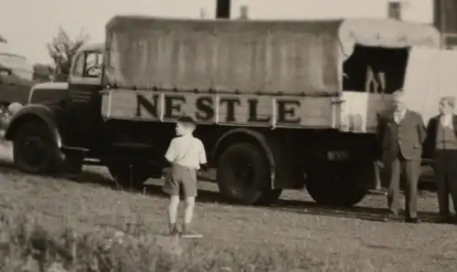 tolles altes Foto - Oldtimer LKW - Nestle - Zonenkennzeichen Flugplatz - Hangar