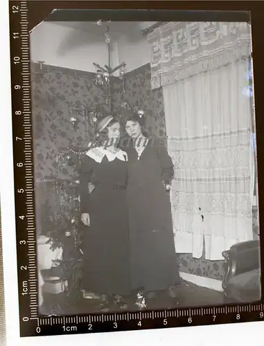 tolles altes Glasnegativ - zwei junge Frauen Weihnachtsbaum - 20-30er Jahre ?