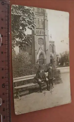 tolles altes Foto - Vatermit Sohn - Hintergrund große Kirche mit Fensterrose ?