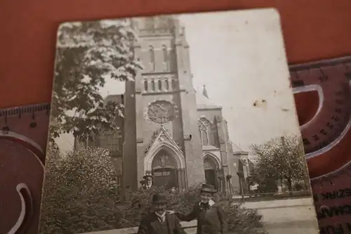tolles altes Foto - Vatermit Sohn - Hintergrund große Kirche mit Fensterrose ?
