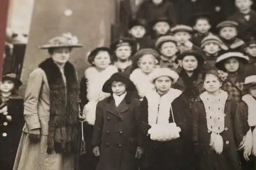 tolles altes Foto - Gruppe Kinder - Fahne Goltsteinstraße   viell Düsseldorf ???