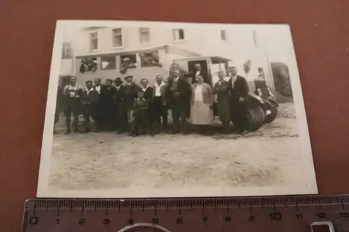 tolles altes Foto - Gruppe Personen posieren vor Oldtimer LKW - Marke ?
