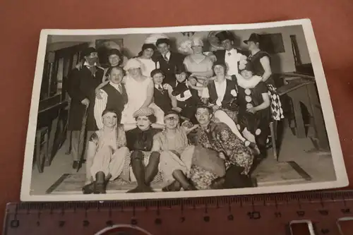 tolles altes Foto - Männer und Frauen Faschingsfeier Brückenbräukeller - 1928