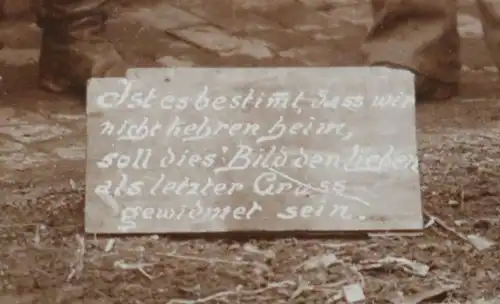 altes Foto - vier Soldaten mit traurigem Gruss auf dem Schild