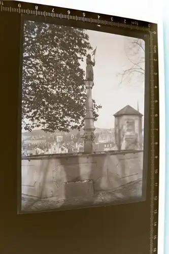 tolles altes Negativ -  Brunnen - Brunnenfigur Frau ? mit Fahne - Ort ??? 1910-2