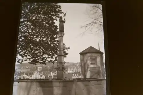 tolles altes Negativ -  Brunnen - Brunnenfigur Frau ? mit Fahne - Ort ??? 1910-2