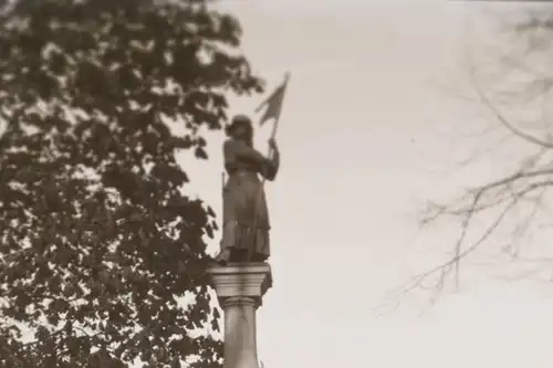 tolles altes Negativ -  Brunnen - Brunnenfigur Frau ? mit Fahne - Ort ??? 1910-2