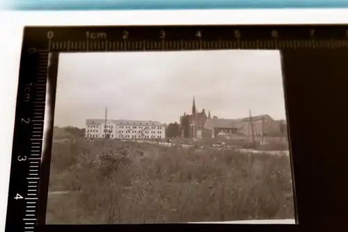 tolles altes Negativ -  Ortsansicht - Kirche - großes weisses Gebäude - 30-40er 