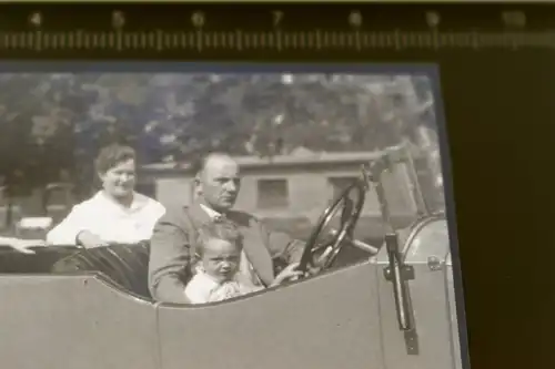 tolles altes Negativ -  Familie im Oldtimer Cabrio - Marke unbekannt ? 30er Jahr