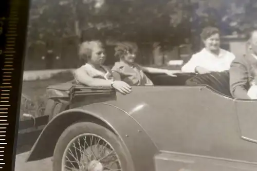 tolles altes Negativ -  Familie im Oldtimer Cabrio - Marke unbekannt ? 30er Jahr