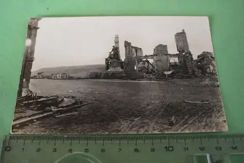 interessantes altes Foto - zerstörte Stadt nur noch ein Denkmal - Frankreich ? 