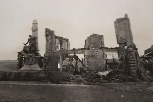 interessantes altes Foto - zerstörte Stadt nur noch ein Denkmal - Frankreich ?