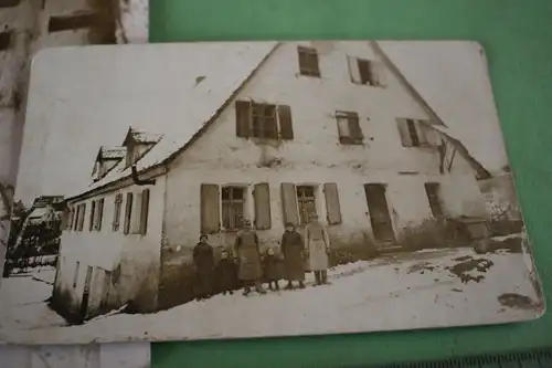 zwei tolle alte Fotos - Personen vor Gebäude - Ort ?? 1915