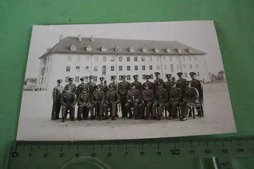 tolles altes Gruppenfoto - Soldaten alle mit Säbel- einer mit Marineabzeichen