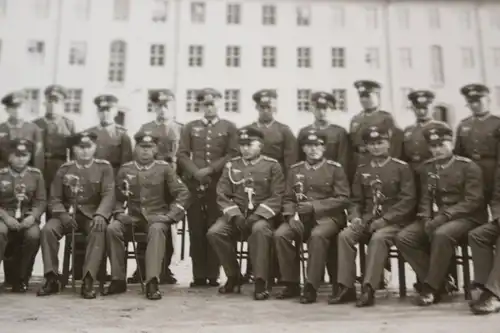 tolles altes Gruppenfoto - Soldaten alle mit Säbel- einer mit Marineabzeichen