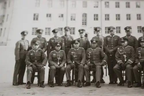 tolles altes Gruppenfoto - Soldaten alle mit Säbel- einer mit Marineabzeichen