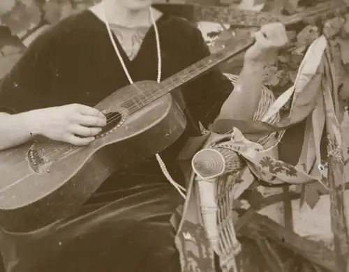 tolles altes Glasnegativ - Portrait einer Frau mit Gitarre 1900-1920 ???