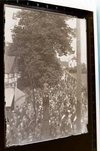 tolles altes Glasnegativ - Menschenauflauf - Fest - Feier ?? Fahne ? - 1920-30 ?