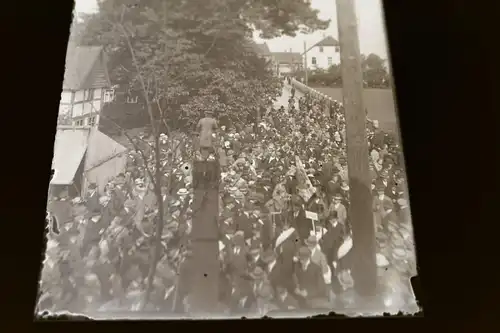 tolles altes Glasnegativ - Menschenauflauf - Fest - Feier ?? Fahne ? - 1920-30 ?