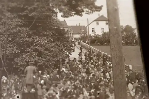 tolles altes Glasnegativ - Menschenauflauf - Fest - Feier ?? Fahne ? - 1920-30 ?