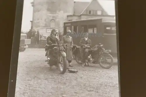 tolles altes Negativ - drei Personen mit Oldtimer Motorräder - Marke ? 1920-