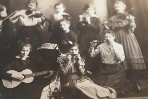 tolles altes Foto - Musikalische Familie ?  Kinder mit vers. Musikintrumenten