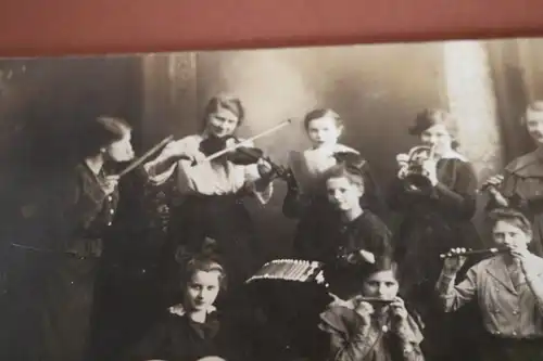 tolles altes Foto - Musikalische Familie ?  Kinder mit vers. Musikintrumenten