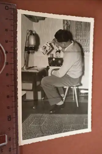 tolles altes Foto - Mann beim entwickeln von Fotos - 50-60er Jahre ?