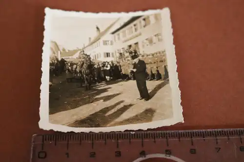 tolles altes Foto Soldat mit Pferd,  Mann zivil hält Ansprache - Gruppe Soldaten